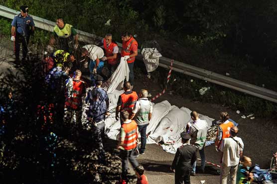 Rescuers say 37 dead in Italy bus plunge