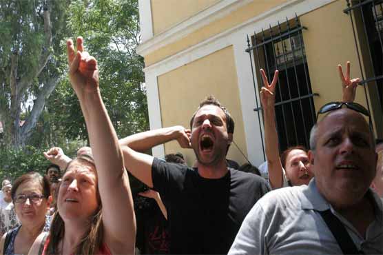 Greece wins IMF praise despite slow state reform 