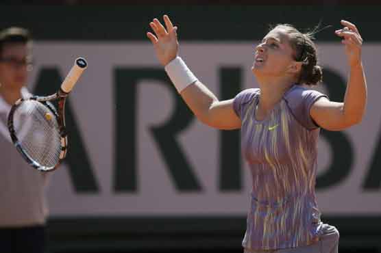 Errani beats Radwanska in French Open quarters