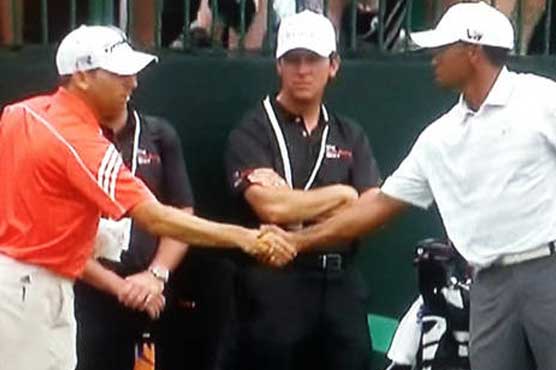 Garcia, Woods shown shaking hands on green