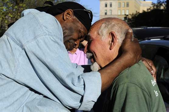 Man paid in hugs for haircuts kicked out of park