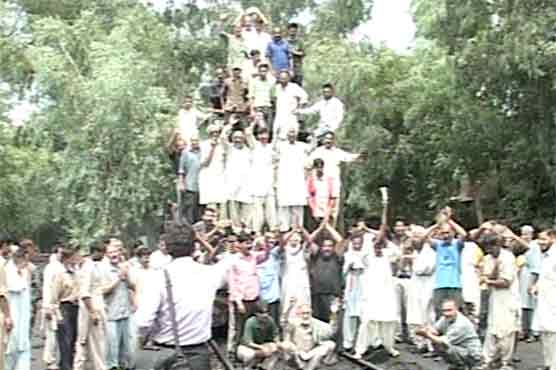 Railway employees protest against no pay raise  