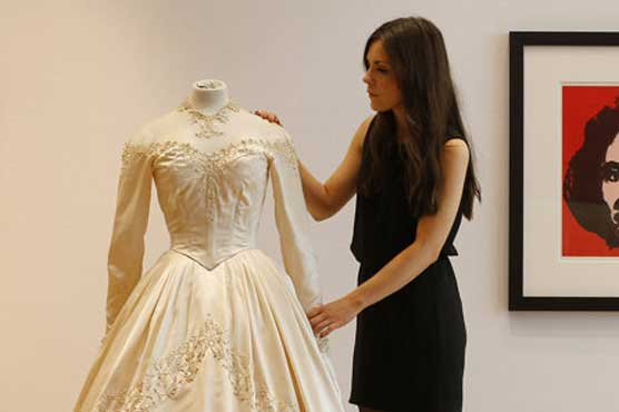Elizabeth Taylor's first wedding dress up for sale