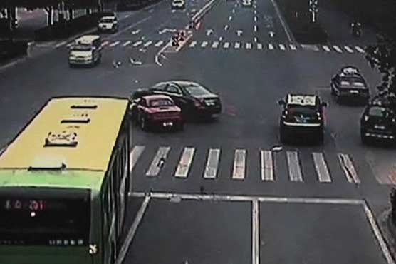 Father-son chicken fight in China traffic