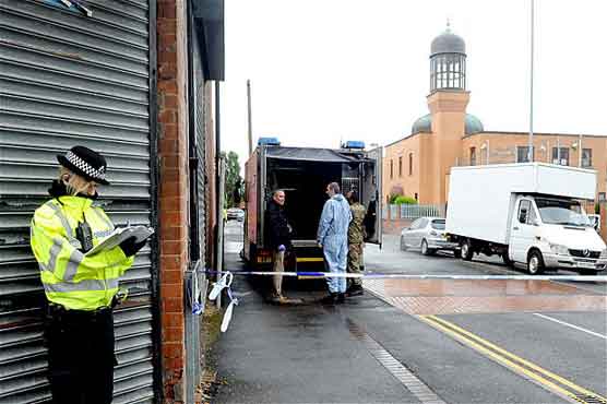 UK bomb experts called to check mosque 
