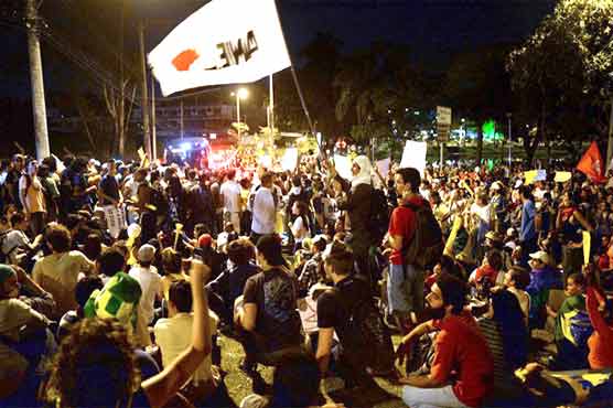 Brazilian continue protest against corruption