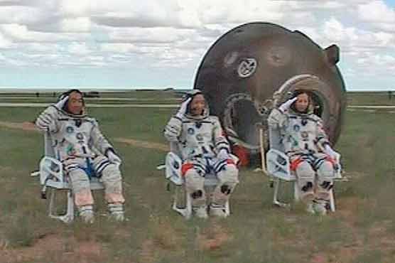 Space capsule returns from mission to Chinese lab