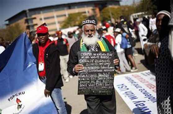 Hundreds protest Obama's visit to South Africa