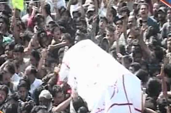 16 blast victims laid to rest as Karachi remains shut 