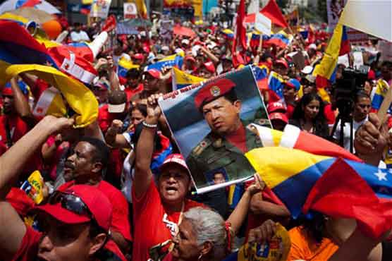 Emotional mourners flood streets of Caracas 