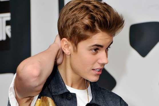 Bieber scuffles with photographers in London