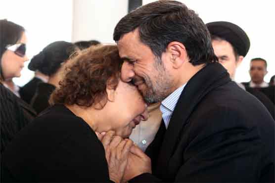 Ahmadinejad under fire for hugging Chavez mother 