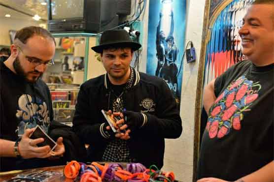 Singer urges Pope to liberalise church 