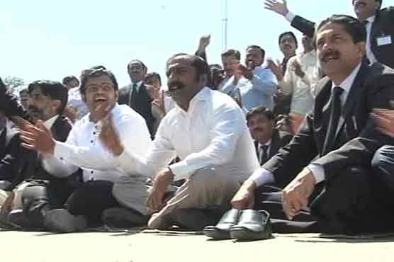Faisalabad: Lawyers stop filing of nomination papers