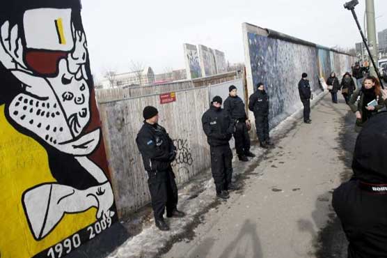 Pre-dawn operation removes part of Berlin Wall 