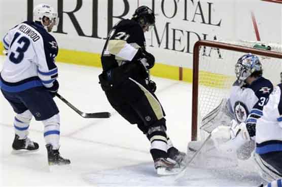 Penguins drop Jets 4-0, extend win streak to 14 