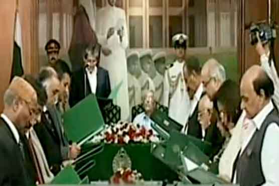 Caretaker Sindh cabinet takes oath
