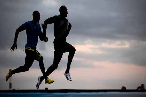 Bolt wins 150 meter race at Copacabana beach