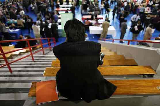 US jobless claims fall to 5-year low of 324K