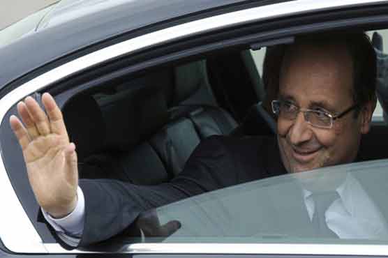 Thousands take to Paris streets against Hollande