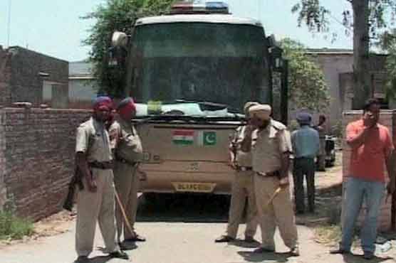 Indian protesters stop Pakistan-bound Dosti Bus 
