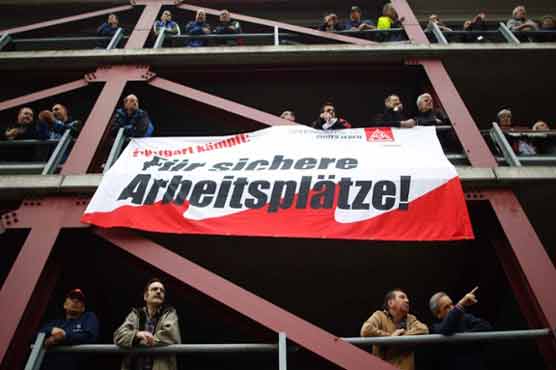 German metal workers warn of strike