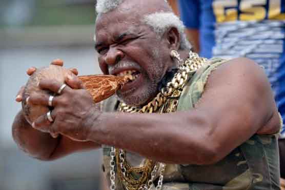 Human coconut peeler claims he is Guinness-worthy