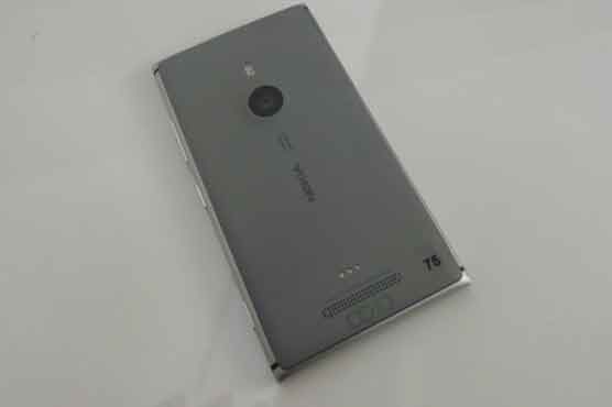 Nokia unveils metallic smartphone, stock tumbles