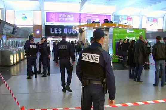 French police search for man who stabbed soldier 