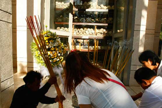 Cambodia PM seeks law to punish Khmer Rouge denial