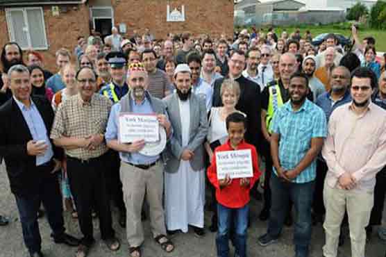 UK mosque greets British protesters with tea and custard 