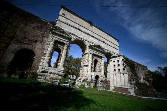 Hi-tech aqueduct explorers map Rome's 'final frontier'