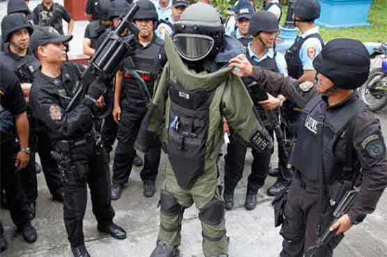 Philippine police foil bombing at gas station