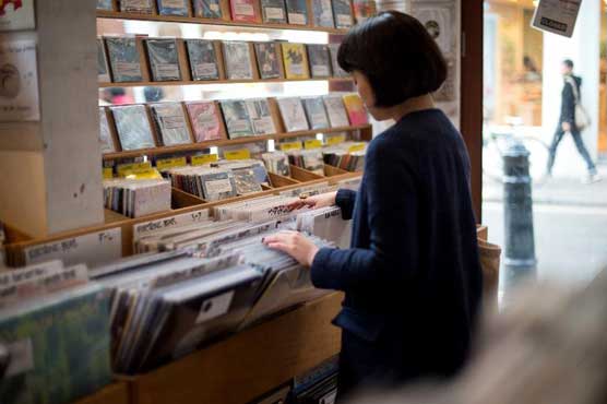 Play it again: Vinyl enjoys renaissance in Britain 