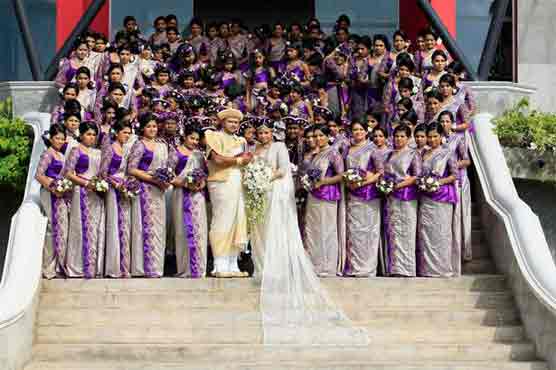 Couple breaks world record with 126 bridesmaids
