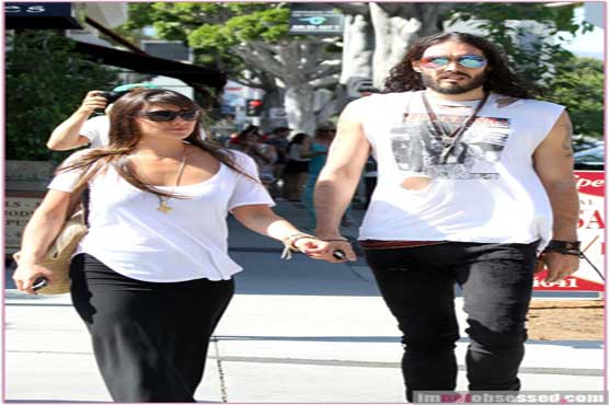 Passport troubles laves comic Russell Brand grounded