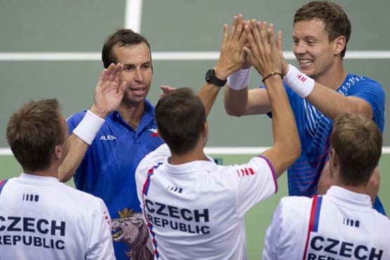 Tennis: Czechs close in on successful Davis Cup defence