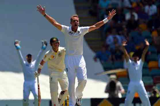 Broad defies boos to spark Aussie collapse