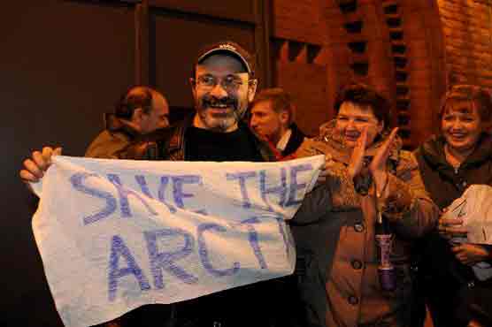 Greenpeace crew can leave Russia after obtaining legal status: official