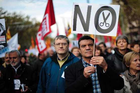 Fearful for their jobs, Spaniards take deep wage cuts