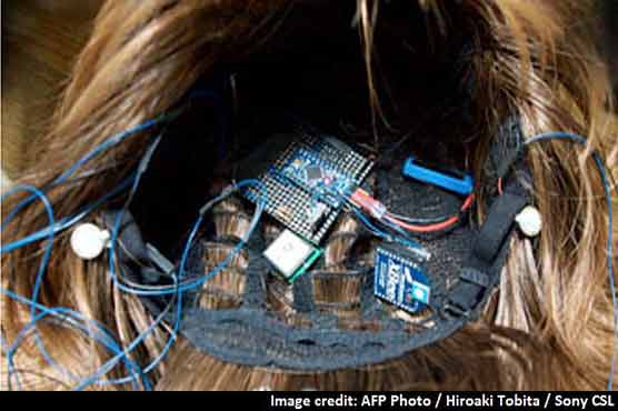 SmartWig helps wearer find destination