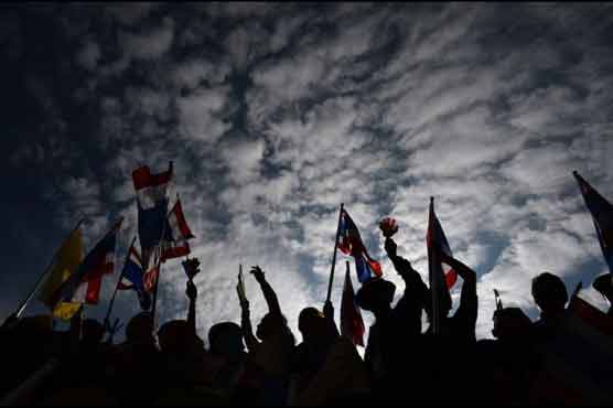 Thai protesters storm army headquarters