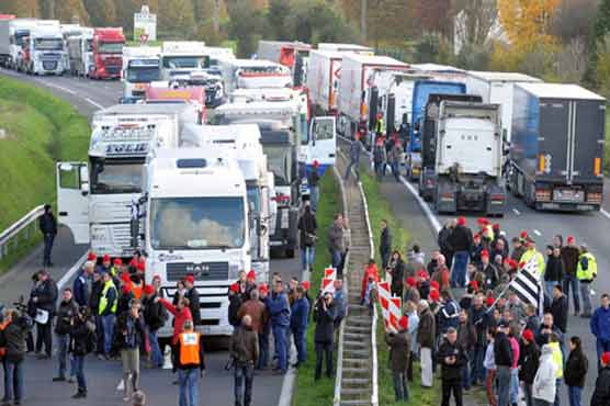 Tax on heavy vehicles: Thousands of trucks block French roads