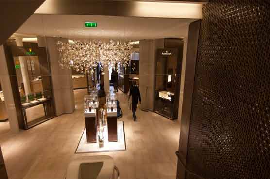 Thieves rob luxury Swiss watch maker in Paris