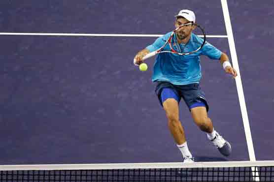 Isner rallies to beat Giraldo in Shanghai