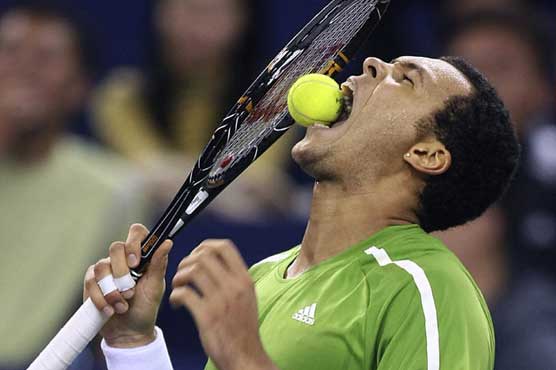 Del Potro hangs on to advance in Shanghai