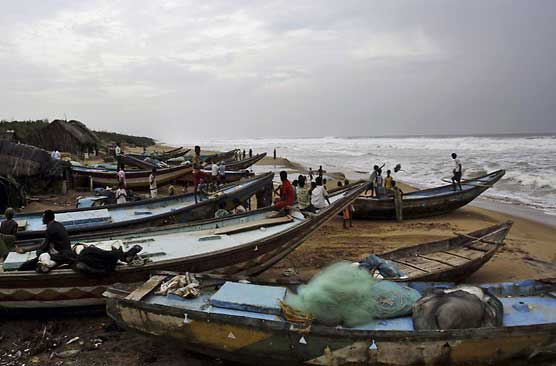 Red alert issued as massive cyclone bears down on India 