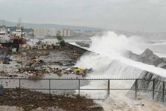 Severe cyclone hits India's east coast