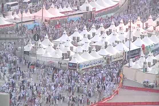 Hajj pilgrims streaming into Mina