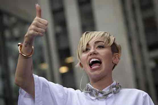 Miley grabs top slot in UK single and album charts